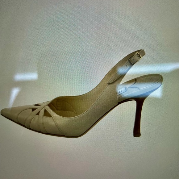 Jimmy Choo Cutout Accent Slingback Pump size 9/12, leather with 3 inch heels. - Picture 3 of 5